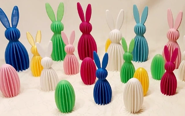 Bunte Osterhasen und Ostereier aus dem 3D-Drucker