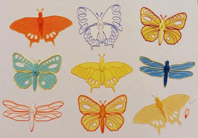 Bunte gedruckte Schmetterlinge und Libellen in Orange, Gelb, Blau und Türkis